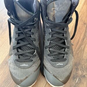 Nike Men’s 2011 Lebron 8 V2 Cool Grey Metallic Silver White Size 12